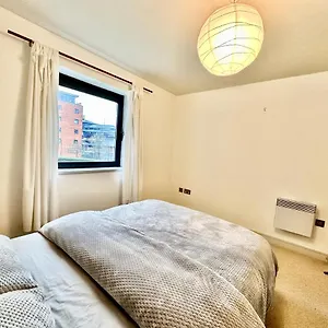 Cosy Canal View Bay Apartment Cardiff