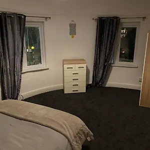 Spacious 2 Bed Apartment, Close To Village Shops Apartment Cardiff